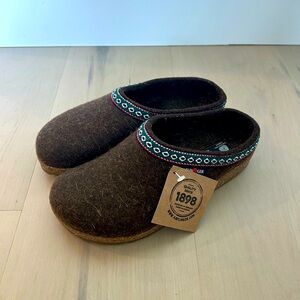 Haflinger Brown Wool Slippers with Red and Green Trim Size 7 NWT!